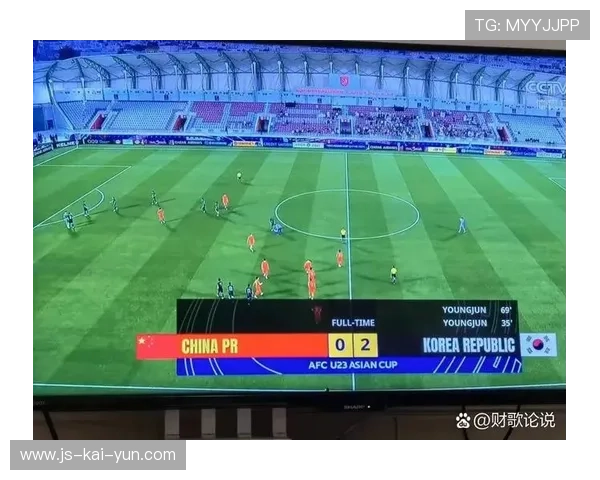 球员进球后跑向摄像机说“妈我在电视上”，妈妈正在看另一场比赛